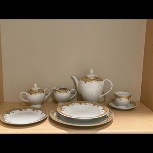 Complete 8 piece place setting for savoy home
